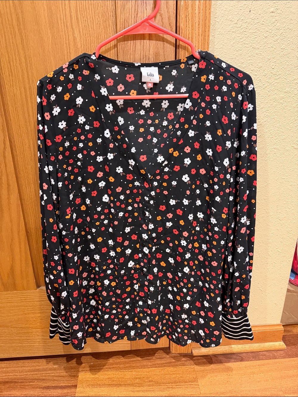 Cabi Cheerful Blouse with contrasting cuffs-like new